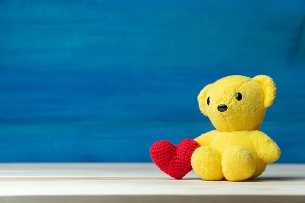 Tangan Membuat Benang Hati Merah Samping Kuning Boneka Beruang Meja — Stok Foto