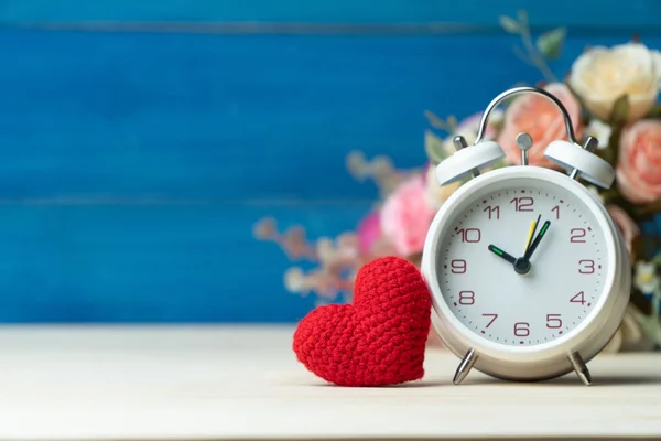Valentines Day Concept Hand Make Yarn Red Heart White Alarm — Stock Photo, Image
