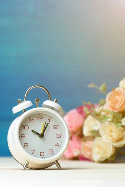 White Alarm Clock Flowers Pink Red Rose Wooden Table Blue — Stock Photo, Image