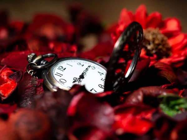 Reloj Bolsillo Vintage Dorado Puesto Una Mesa Madera Con Flores — Foto de Stock