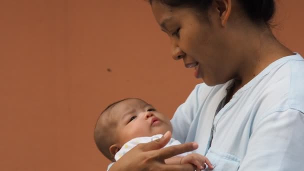 Retrato Feliz Madre Asia Sosteniendo Bebé Recién Nacido Vestido Mami — Vídeos de Stock