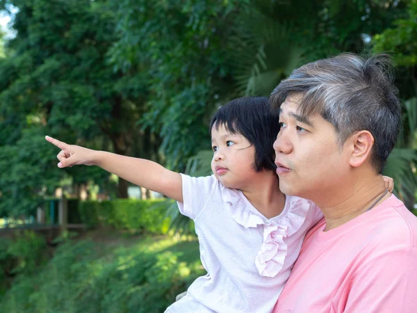 Asian Father Carrying Lovely Daughter Her Chest Daughter Pointing Out — Stock Photo, Image