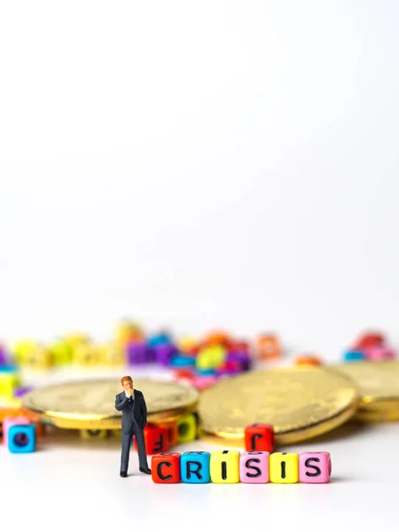 Miniaturfigur Geschäftsmann Dunkelblauen Anzug Steht Auf Der Rückseite Der Bunten — Stockfoto
