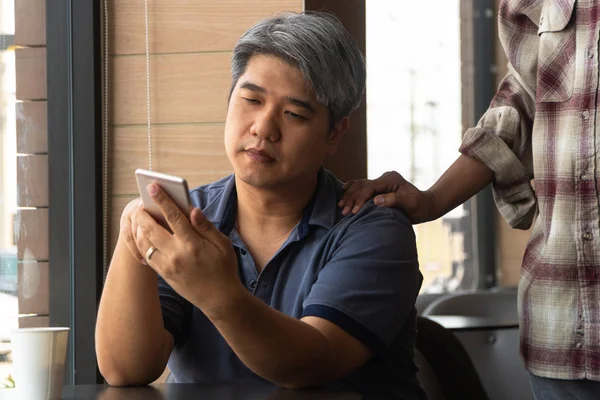 Uomo Asiatico Mezza Età Anni Stressato Stanco Con Smartphone Seduto — Foto Stock