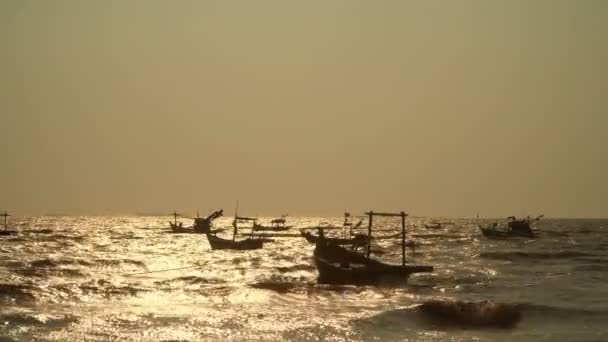 Veel Kleine Vissersboten Zuidoost Aziaten Vissershaven Van Dorpelingen Het Gouden — Stockvideo