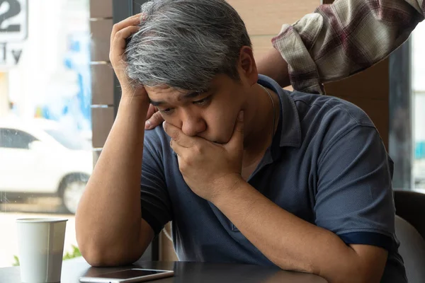 Hombre Asiático Mediana Edad Años Estresado Cansado Están Sentados Restaurante —  Fotos de Stock