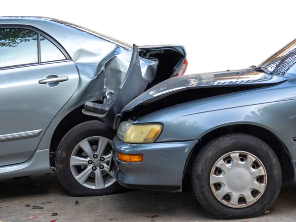 Autounfall auf Straße mit Wrack und beschädigten Autos. — Stockfoto