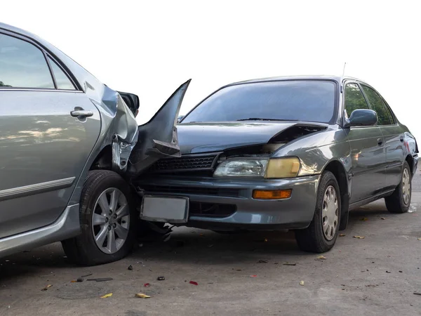 Accidente de accidente de coche en la calle con naufragio y automóviles dañados . — Foto de Stock