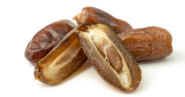 Tatlı tarihleri palmiye meyve beyaz arka plan üzerinde kurumuş. Tarihleri olduğunu yüksek enerji sağlayan bir kuru meyve.