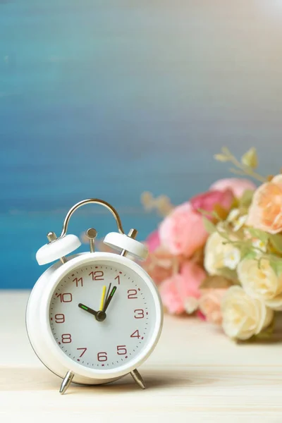 White Alarm Clock Flowers Pink Red Rose Wooden Table Blue — Stock Photo, Image