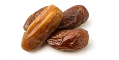 Tatlı tarihleri palmiye meyve beyaz arka plan üzerinde kurumuş. Tarihleri olduğunu yüksek enerji sağlayan bir kuru meyve.