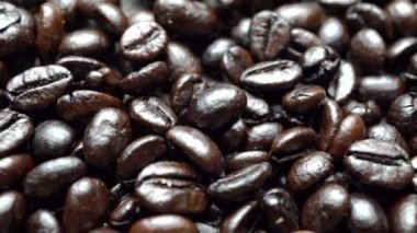 Grup siyah kahve çekirdeklerini kapatın. Güçlü siyah espresso, kahve arka plan taneleri, doku