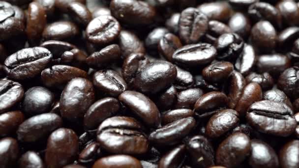 Uzavřete skupinovou černou kávovou fazoli. Silné černé espreso, zrnka kávy, textura