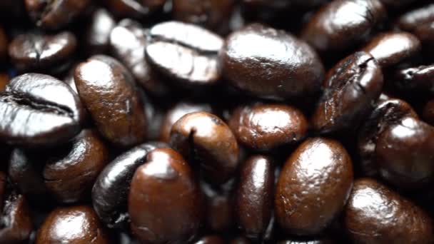 Gros plan sur les grains de café noirs du groupe. expresso noir fort, Grains de fond de café, texture — Video