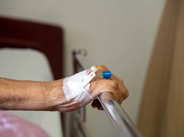 Mão Perto Paciente Homem Idoso Mão Com Solução Salina Intravenosa — Fotografia de Stock