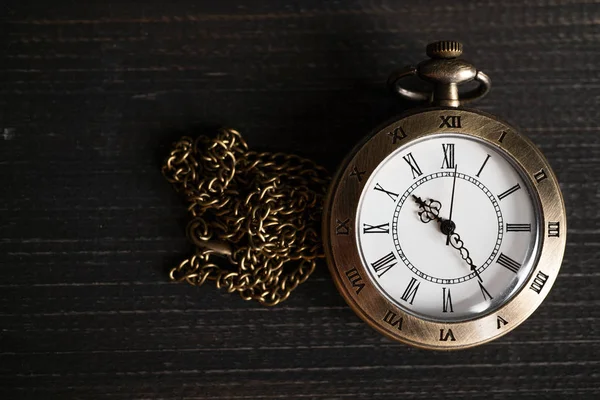 Reloj Bolsillo Antiguo Colocado Sobre Fondo Madera Negro Espacio Copia — Foto de Stock