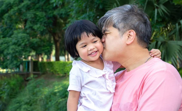 Daughter Embrace Father Kiss Each Other Love Asia Family Love — Stock Photo, Image