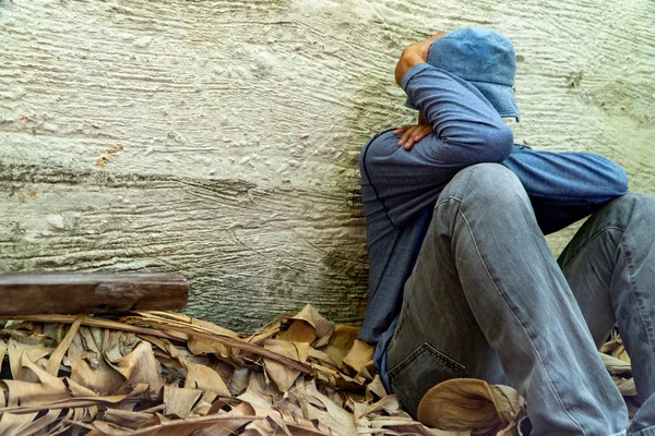 Bezdomnych Nosiła Szary Kapelusz Szara Koszula Długim Rękawem Śpi Powodu — Zdjęcie stockowe