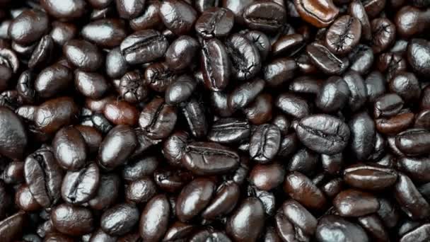 Fechar a rotação de grãos de café preto grupo. Café expresso preto forte, Grãos de fundo de café, textura — Vídeo de Stock