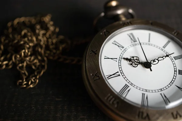 Close Reloj Bolsillo Antiguo Colocado Sobre Fondo Madera Negro Espacio — Foto de Stock