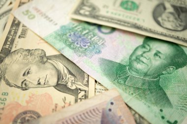 Çin yuan banknot altında 10 Amerikan doları yığınının odak seçin. Amerika Birleşik Devletleri ve Çin arasında Ticaret savaşı Kavramı.