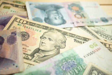 Çin yuan banknot altında 10 Amerikan doları yığınının odak seçin. Amerika Birleşik Devletleri ve Çin arasında Ticaret savaşı Kavramı.