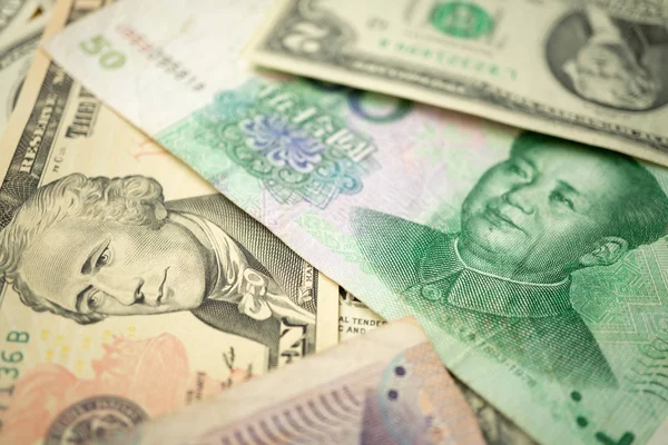 Çin yuan banknot altında 10 Amerikan doları yığınının odak seçin. Amerika Birleşik Devletleri ve Çin arasında Ticaret savaşı Kavramı.