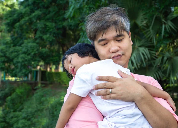 Padre Asiático Lleva Una Encantadora Hija Pecho Hija Está Acostada — Foto de Stock