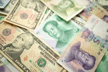 Çin yuan banknot altında 10 Amerikan doları yığınının odak seçin. Amerika Birleşik Devletleri ve Çin arasında Ticaret savaşı Kavramı.