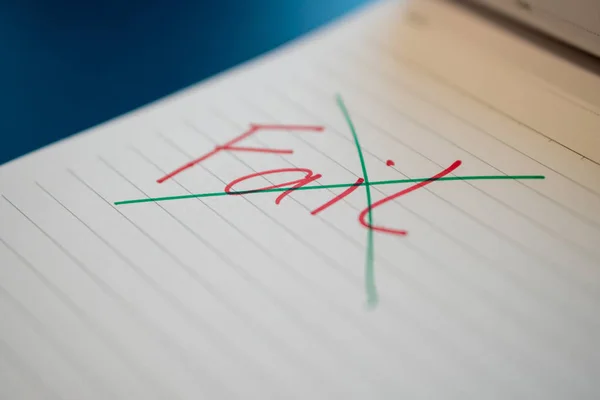 Fallar Texto Con Una Mano Con Una Pluma Roja Tachado — Foto de Stock