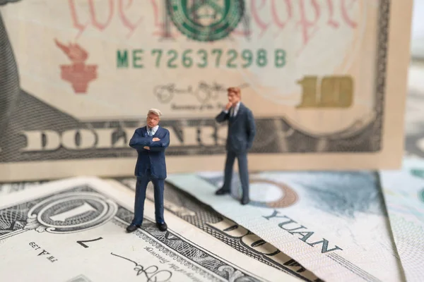 Figura Hombre Negocios Pie Dólares Estadounidenses Yuan Billete Pensamiento Concepto — Foto de Stock