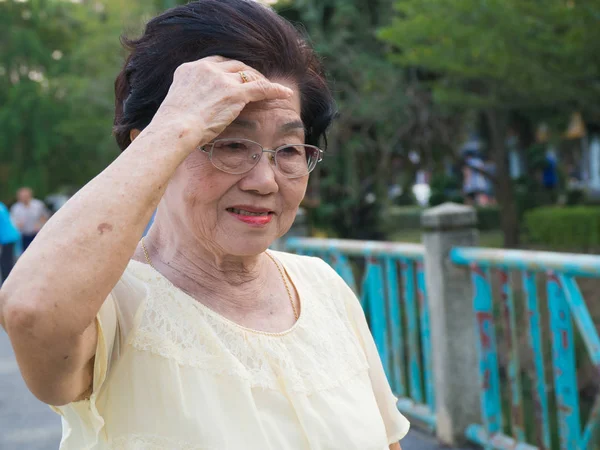 Idosa Asiática Usava Óculos Ela Não Estava Confortável Com Dores — Fotografia de Stock