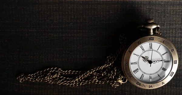 Reloj Bolsillo Antiguo Colocado Sobre Fondo Madera Negro Espacio Copia — Foto de Stock