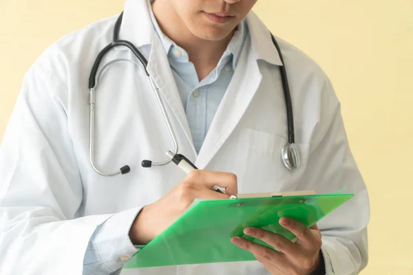 Primer Plano Del Médico Masculino Asiático Escribiendo Informe Salud Atención — Foto de Stock