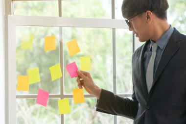 İş adamı başlangıç için beyin fırtınası iş stratejisi için toplantı odasında ekip için Çevik sürecinde proje planı ve görev sunan. İş başarısı için ekip çalışması kavramı