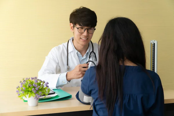 Bello Giovane Medico Che Una Consulenza Paziente Spiegare Informazioni Mediche — Foto Stock