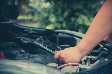 Oto servis merkezinde oto tamir servisinde çalışan oto tamircisi