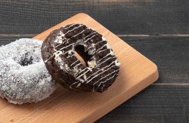 Siyah çikolatalı çörek ve beyaz hindistan cevizi çatut