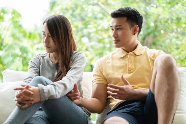 Mutsuz çift kanepede yan yana oturuyor ve konuşmaktan ya da bakmaktan kaçınıyor ilişki sorunları, yanlış anlaşılma ya da anlaşmazlık yüzünden. Aile sorunları kavramı