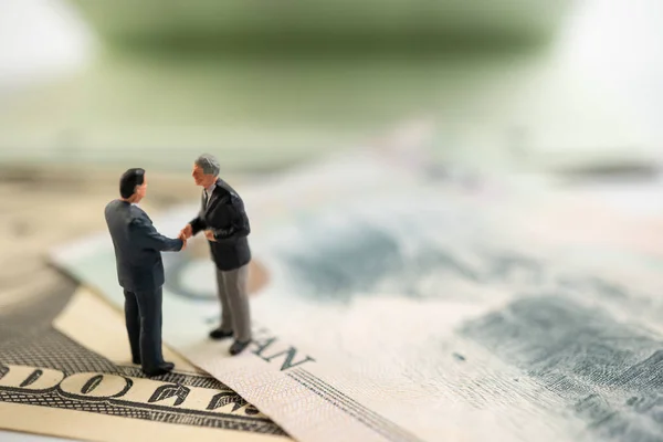 Figura Hombre Negocios Pie Dólar Estadounidense Billete Yuan Están Tomados — Foto de Stock