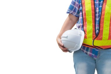 İzole bir arka plan üzerinde duran beyaz bir güvenlik kaskı tutan mühendislik kadın.