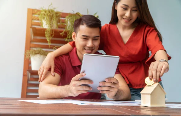 Selectieve Focus Van Golden Coin Gelukkige Aziatische Koppels Glimlachen Omdat — Stockfoto