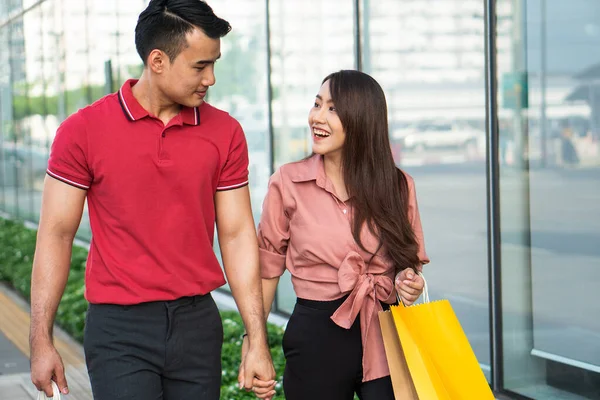 Boldog Fiatal Vásárlók Sétálnak Bevásárlóutcában Színes Bevásárlószatyrokat Tartanak Kezükben Eladási — Stock Fotó
