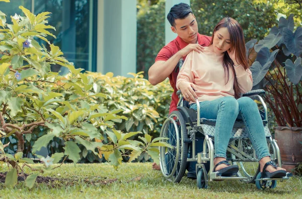 Mujer Asiática Silla Ruedas Infeliz Dolorosa Hombre Pie Detrás Silla — Foto de Stock