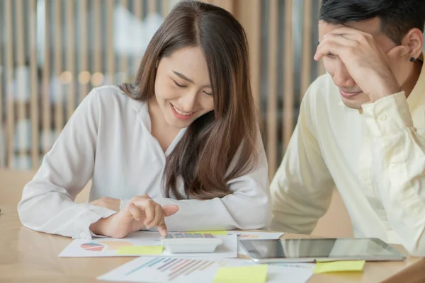 Mutlu Asyalı çiftler yatırımlardan kar alır çünkü gelir ve giderleri hesapladıktan sonra gülümseme olmak. Aile için yatırım planlaması ve finansal planlama kavramları.