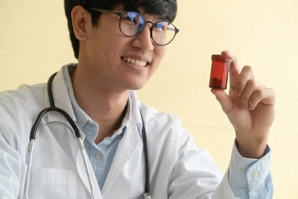 Médico Asiático Com Estetoscópio Uniforme Segurando Frasco Medicamento Está Explicando — Fotografia de Stock
