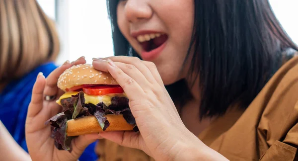 Mujer Hambrienta Con Sobrepeso Sonriendo Sosteniendo Hamburguesa Sentada Sala Estar — Foto de Stock