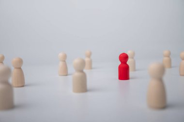 Etkilemek ve güçlendirmek için bir ekiple birlikte duran tahta bir figür. Liderlik kavramı, başarılı yarışma galibi ve yeni normal bir yaşam tarzı için nüfuzlu ve sosyal mesafeli lider.
