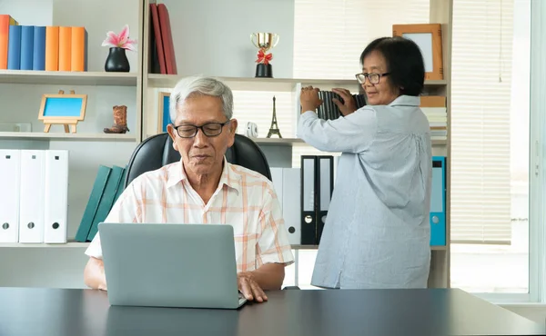 一对快乐的资深亚洲夫妇在家里用笔记本电脑一起寻找新的旅游景点 退休快乐 有计划 有储蓄 有养老金 还有老年人的好叔叔 — 图库照片