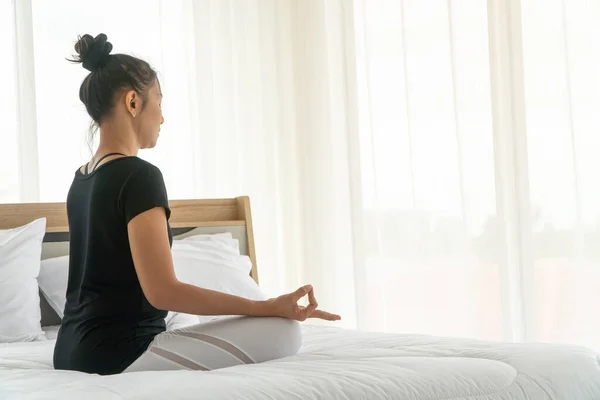 Mulheres Meia Idade Fazendo Ioga Fácil Pose Para Meditação Com — Fotografia de Stock